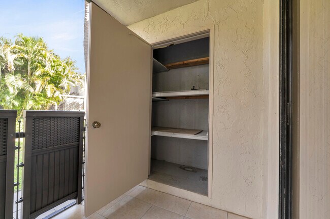 Building Photo - 1256 S Military Trail