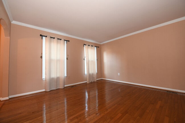 Building Photo - Gorgeous 4 BR 2+2 Baths Colonial - Finishe...