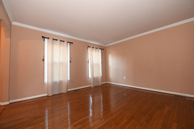 Building Photo - Gorgeous 4 BR 2+2 Baths Colonial - Finished Walk-Out Basement and Car Garage