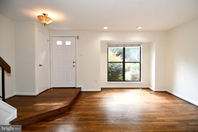 Building Photo - 5175 King Charles Way