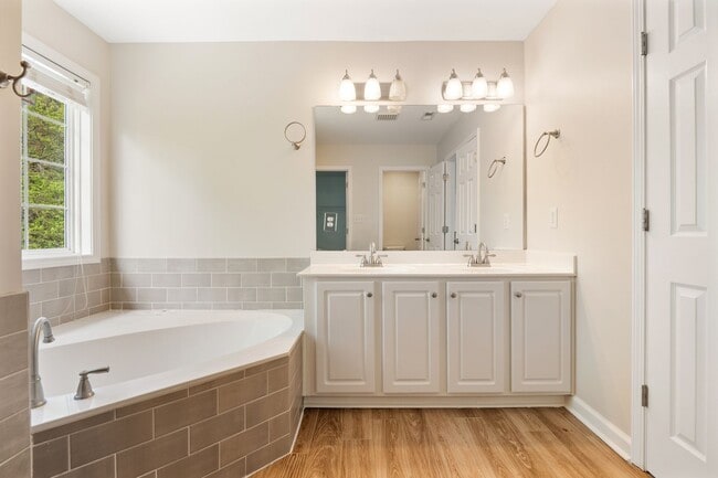 Building Photo - Spacious 5-Bedroom Home with Screened Porch and Office