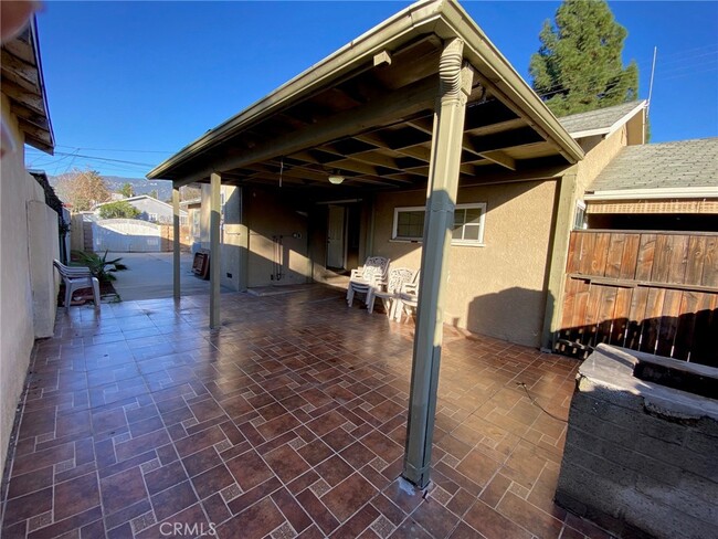 Building Photo - 2598 N Mountain View Ave