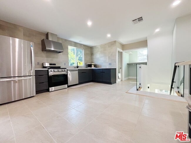 Building Photo - 713 Devirian Pl