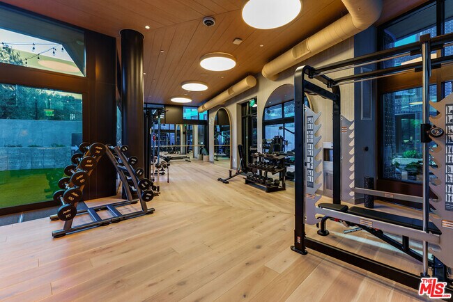 Building Photo - 700 Broadway