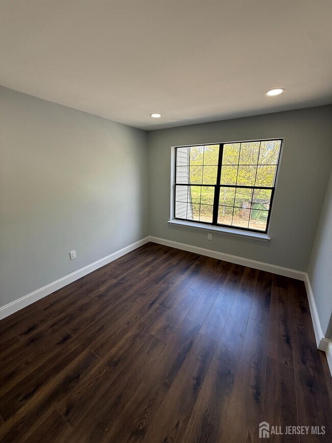 Building Photo - 1008 Hidden Village Dr