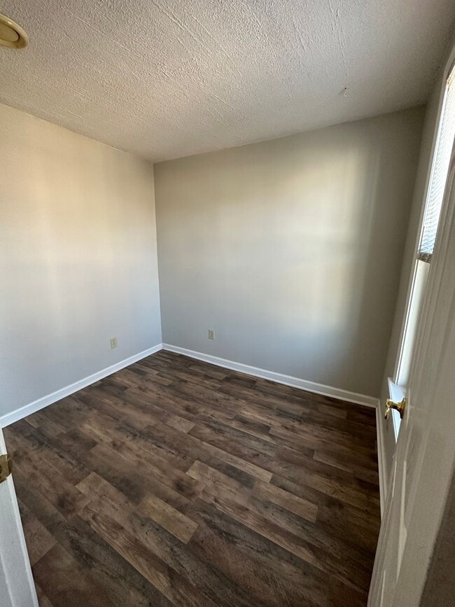 Building Photo - CLE Single Family 3 Bed 2 Bath FOR RENT!