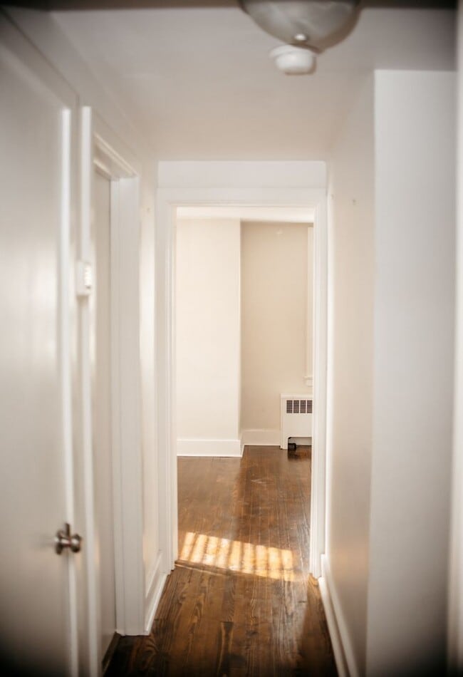 Building Photo - 870 E Main St