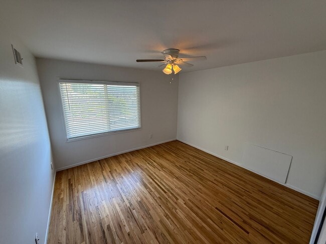 Building Photo - 4 Bedroom Home for Rent in Santa Clarita!
