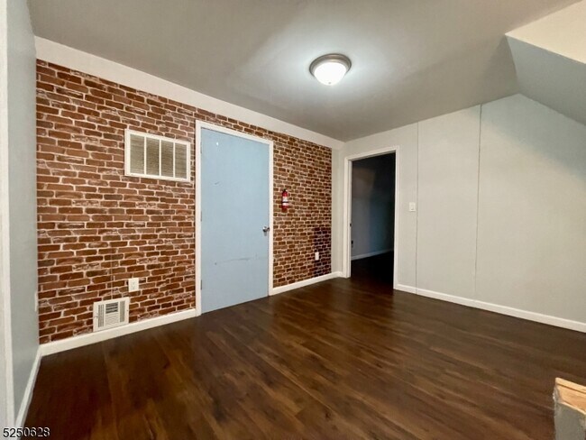 Building Photo - 68 Florida St