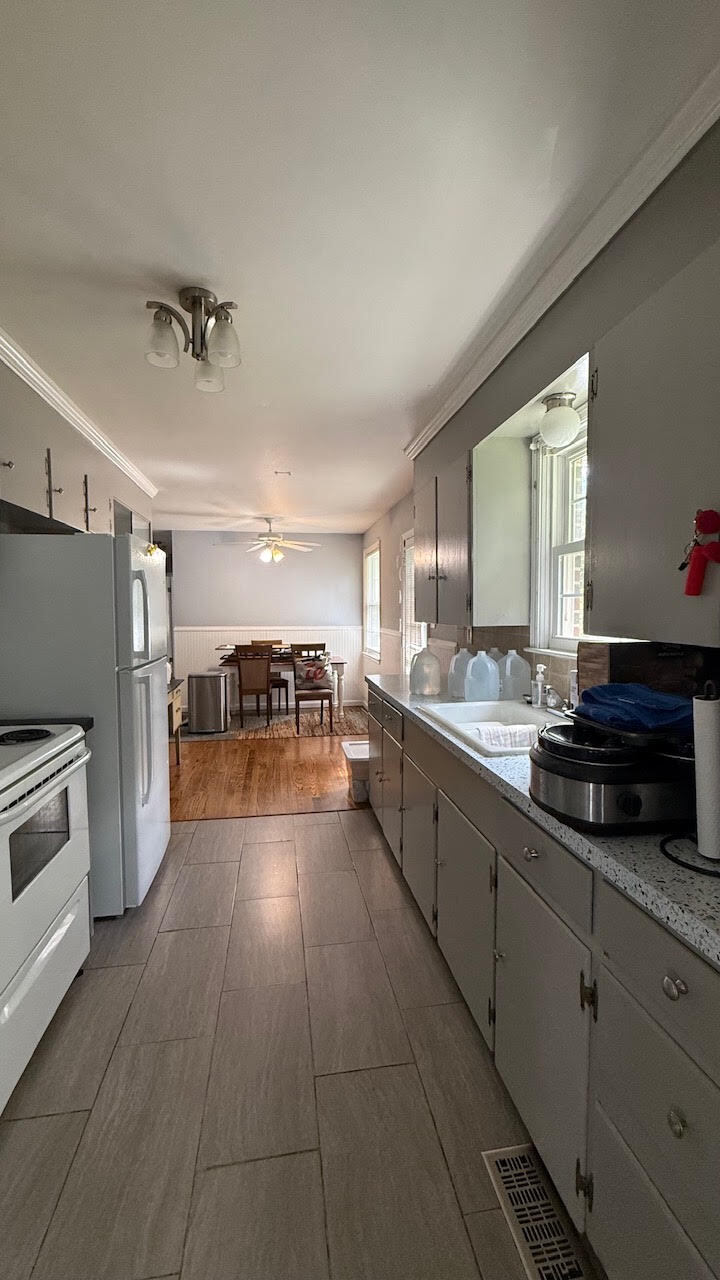 Kitchen - 115 Lemon Dr