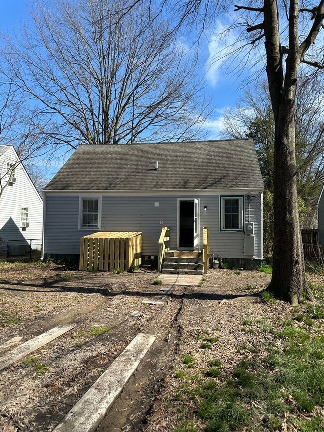 Building Photo - 3 bed 2 bath house on North Side! All electric, Central Air, laundry included, big yard