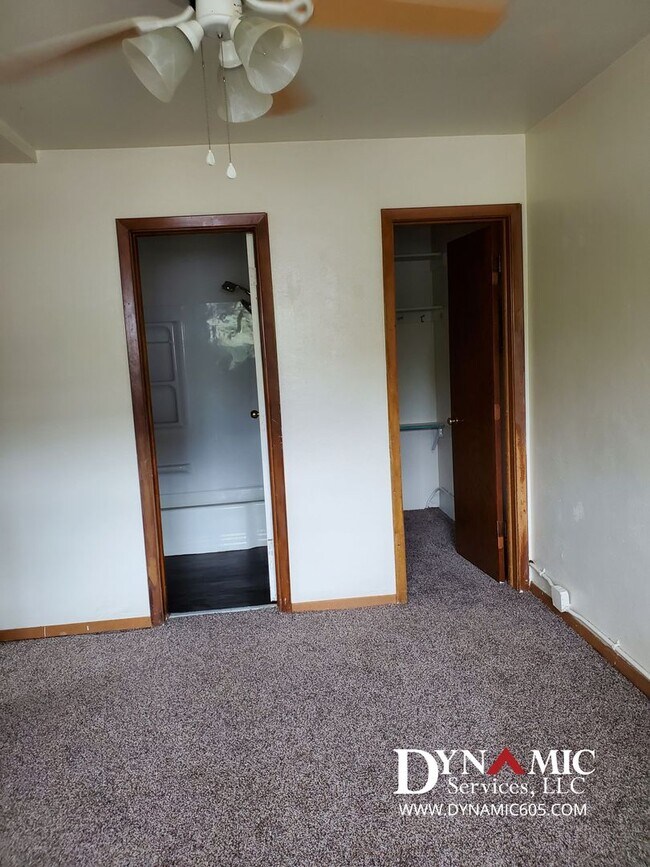 Building Photo - Upper Level 1BD/1BA Apartment - Tenant Pay...