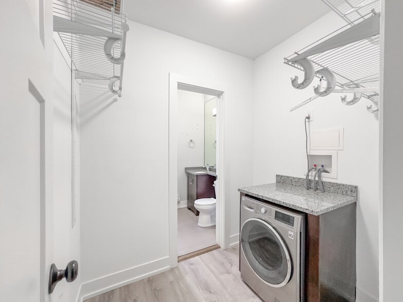 Building Photo - 721 W Brompton Ave