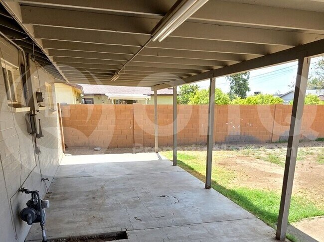 Building Photo - 2131 W Luke Ave