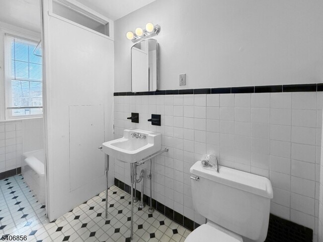 Building Photo - 416 Front St