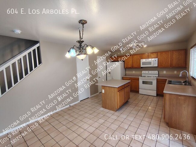 Building Photo - 604 E Los Arboles Pl