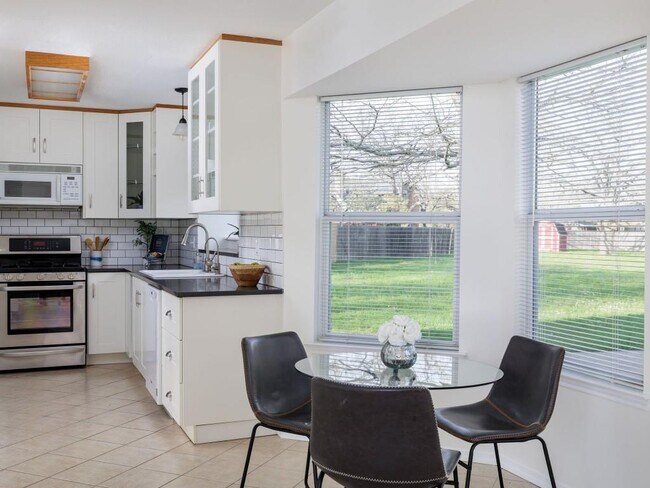 Building Photo - 1805 White Oak Cove