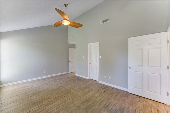 Building Photo - 5054 Pine Cliff Dr