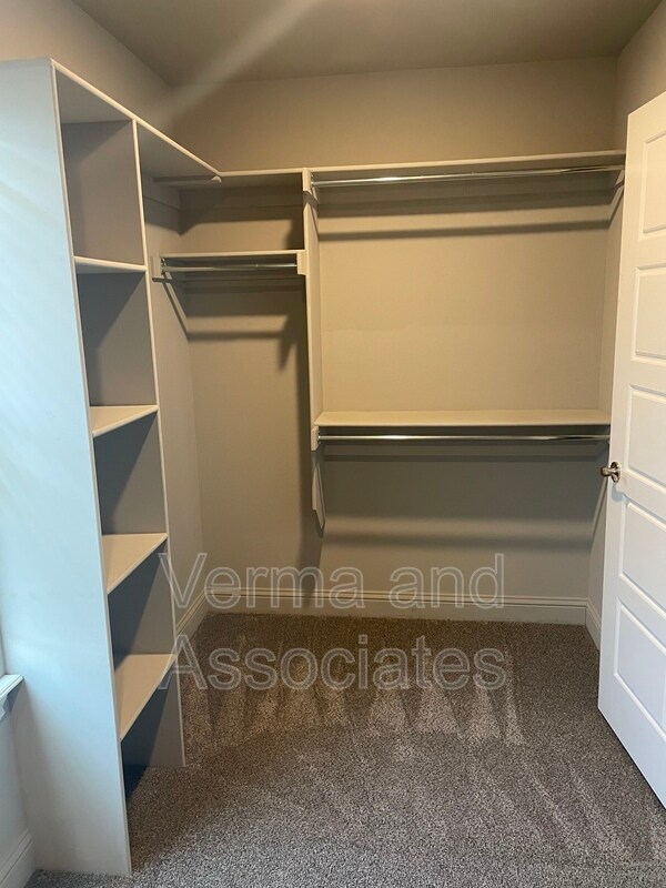 Building Photo - 1800 Sunrise Cir