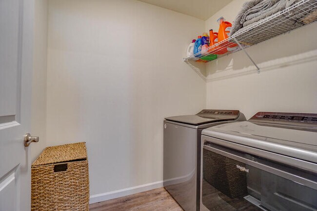 Building Photo - NEWER THREE BEDROOM IN ORCHARDS