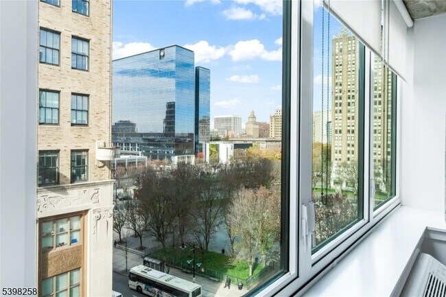 Building Photo - 10 Commerce Ct