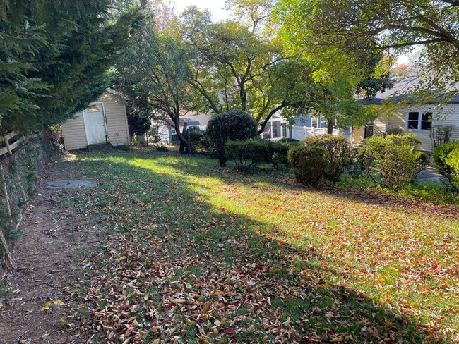 Building Photo - Cheerful 3 Bedroom 2 Bathroom With Office And Spacious Fenced Yard In Beautiful Pimmit Hills