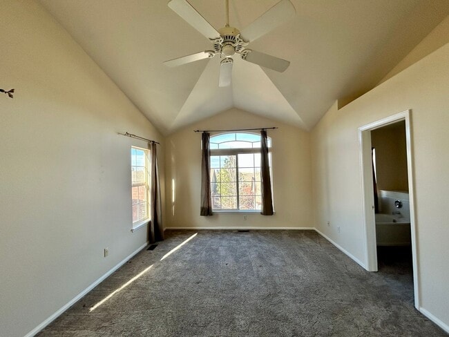 Building Photo - 2BR End Unit Townhome in Rock Creek