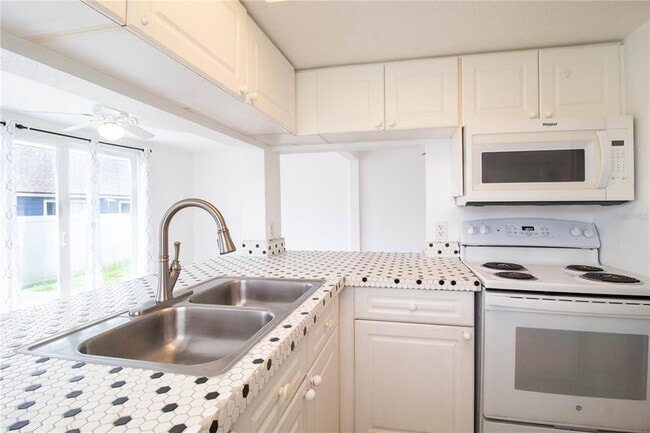 Building Photo - 275 Mango Dr