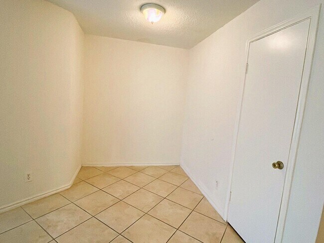 Building Photo - 1307 Brenda Ln