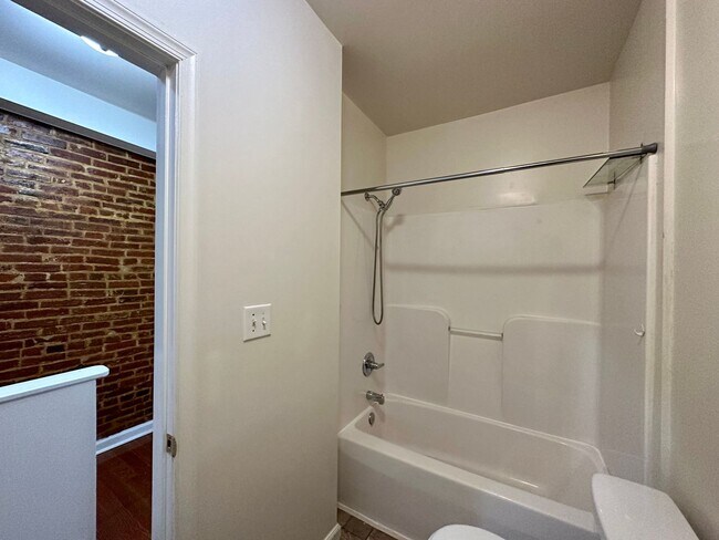 Building Photo - Charming 2 Bedroom/1.5 Bathroom Townhome in Washington Village-Pigtown!