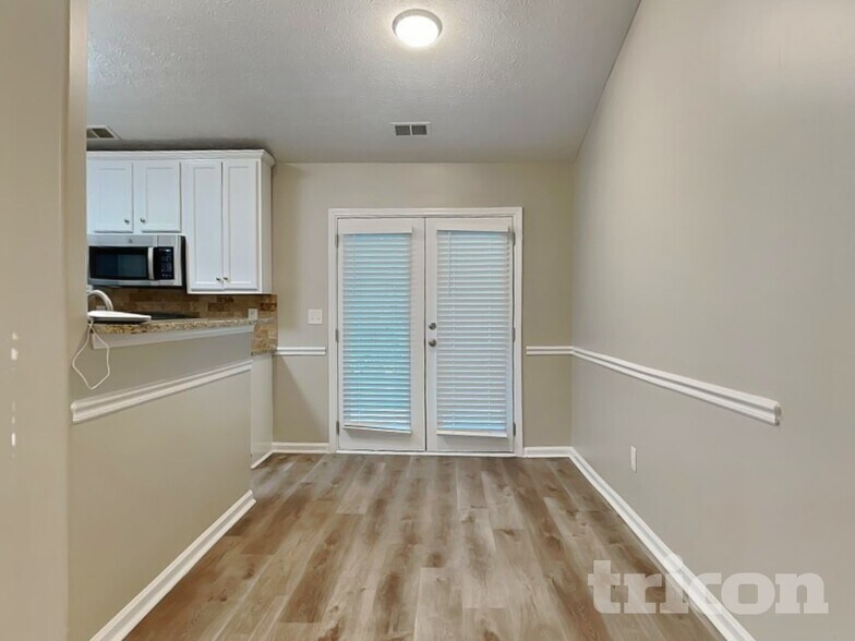 Building Photo - 449 Sarah's Ln