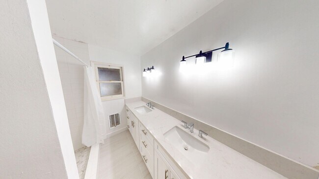 Building Photo - 8BD/3BA, Lots of Parking! (Lease out, pend...