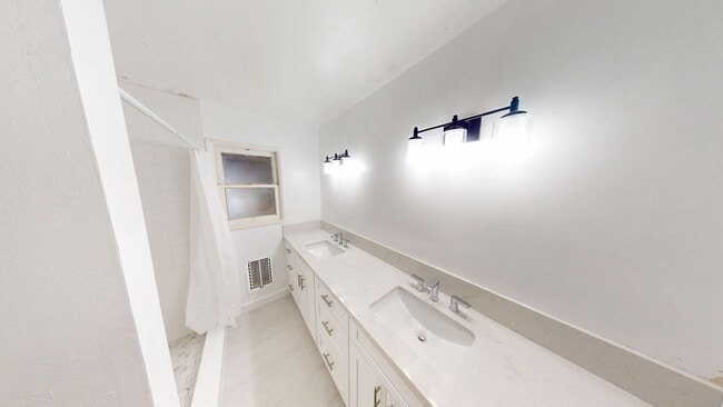 Building Photo - 8BD/3BA, Lots of Parking!