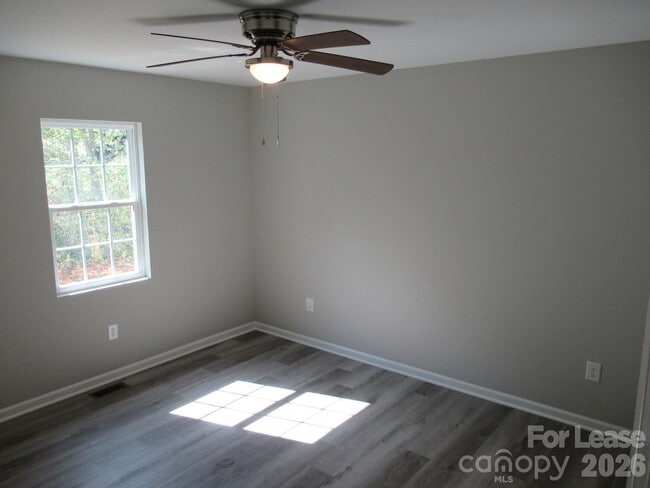 Building Photo - 174 Glen-Gar Dr