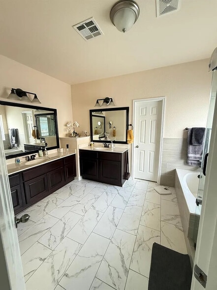 Building Photo - Room in House on Bridie Path