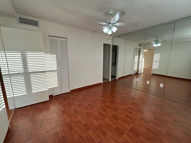 Building Photo - 16508 NE 26th Ave