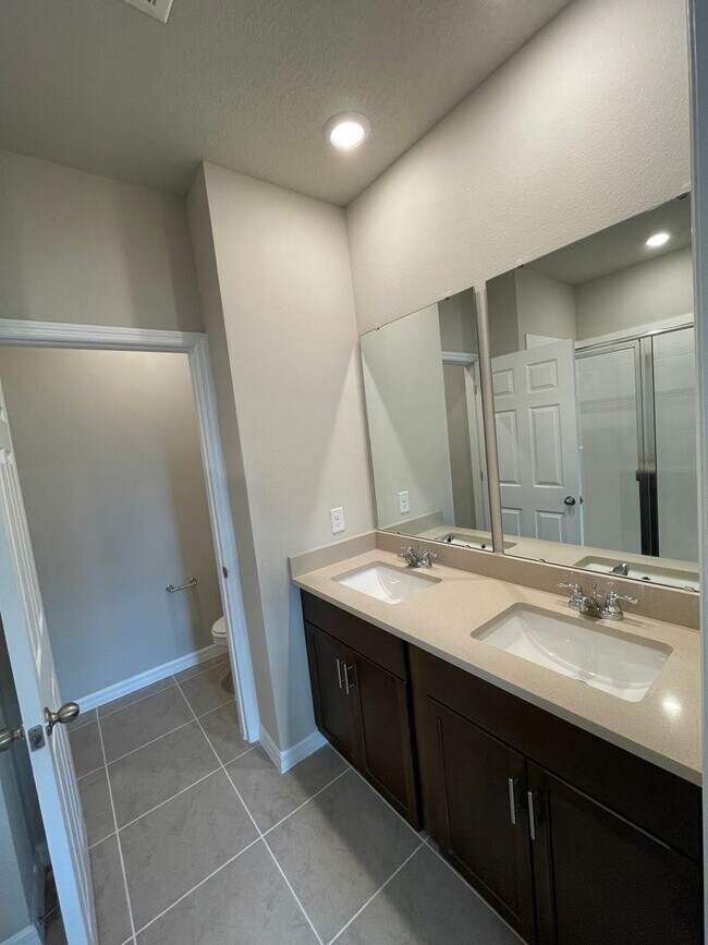 Building Photo - Spacious 3 Bedroom, 2.5 Bath Townhome in L...