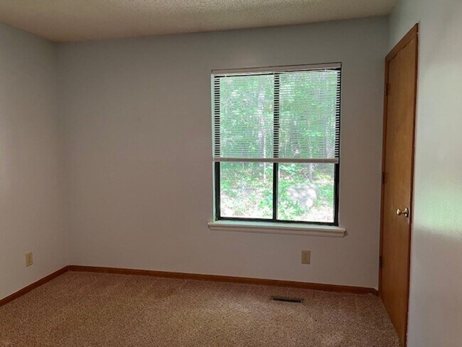 Building Photo - 104 Lystra Hills Ln