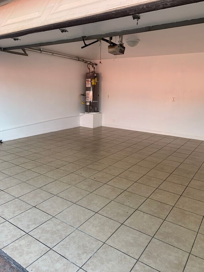 Building Photo - Willowbrook Triplex