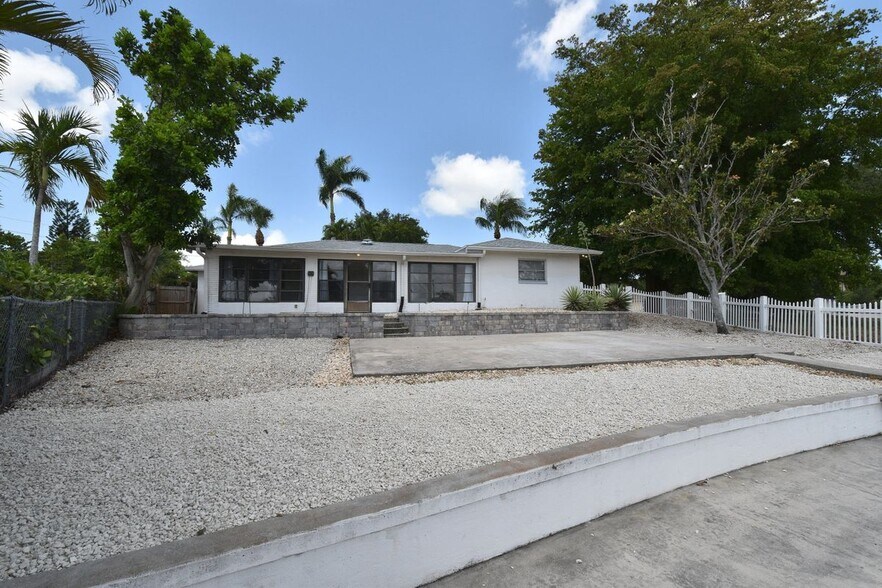 Building Photo - 3461 Lakeview Dr