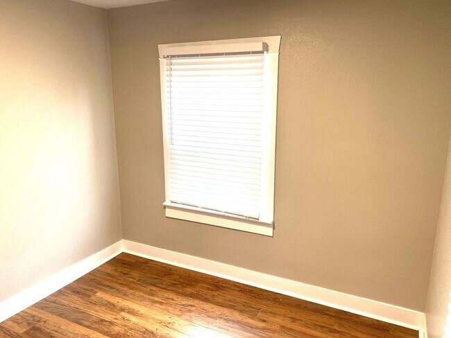 Building Photo - Charming West Side Bunglaow available now