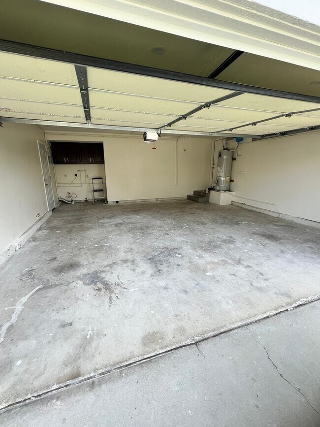 Building Photo - Camarillo - Four bedroom, 2.5 bathroom, plus loft