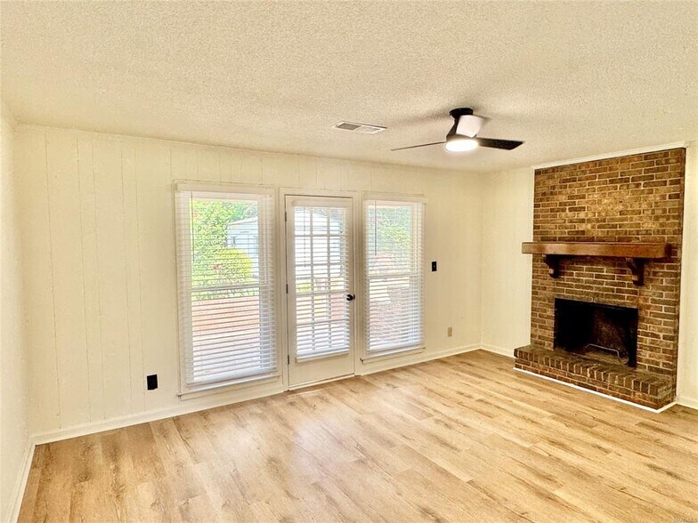 Building Photo - 713 Dubuque Dr