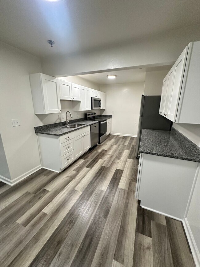 Building Photo - Renovated 4 Bedroom 2 Bath Room Downtown -...