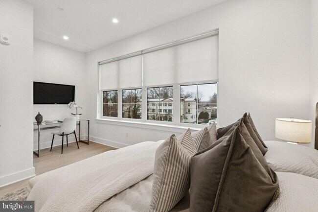 Building Photo - 30 W Allens Ln