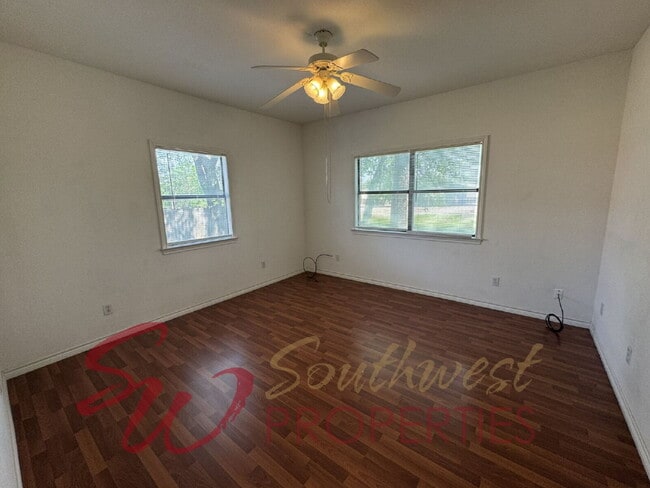 Building Photo - Outstanding 3 bedroom with extra bonus room and screened in porch!