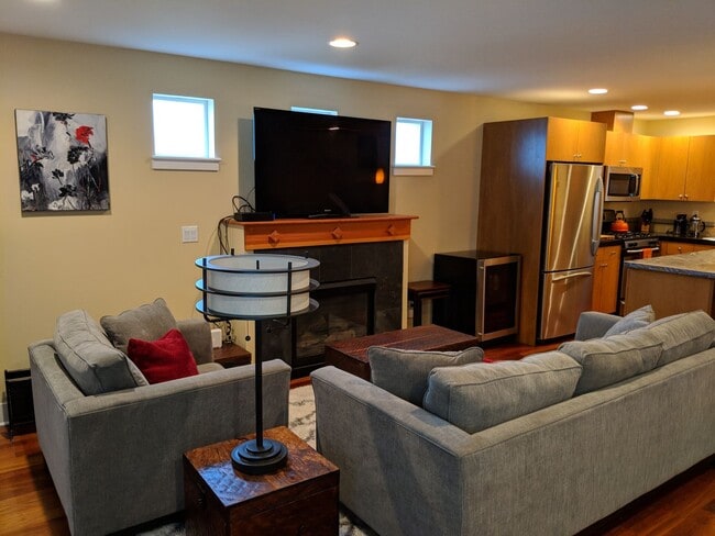 Building Photo - Ballard Townhouse