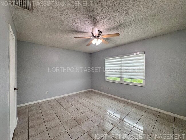 Building Photo - 2 Spacious Bedrooms and 2 Modern Bathrooms...