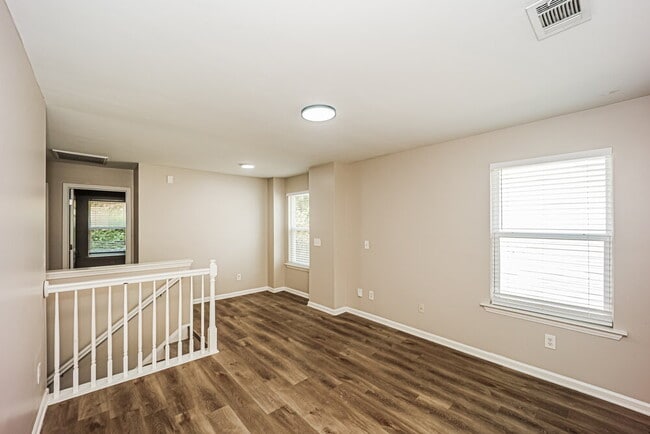 Building Photo - 2080 Valley Creek Dr