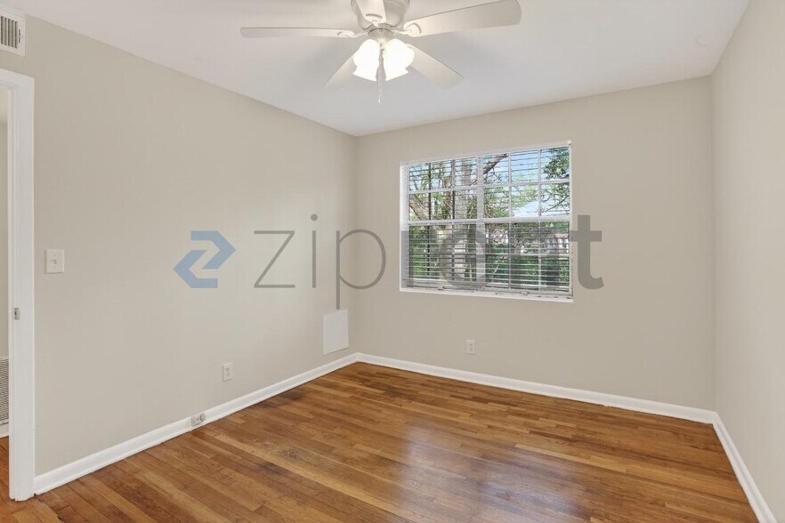 Building Photo - Unit B